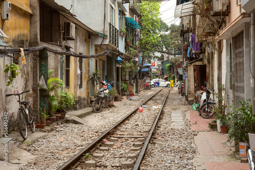 Street with train tracks, Hanoi, Vietnam　ベトナム・ハノイ 線路沿いの街並み トレインストリート
