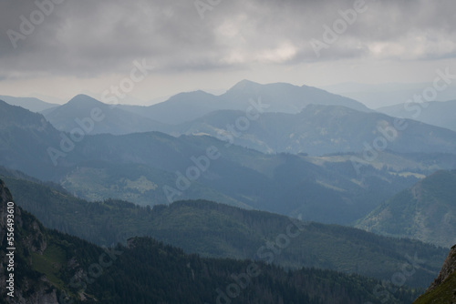 Burzowe chmury nad G  rskimi szlakami w Tatrach