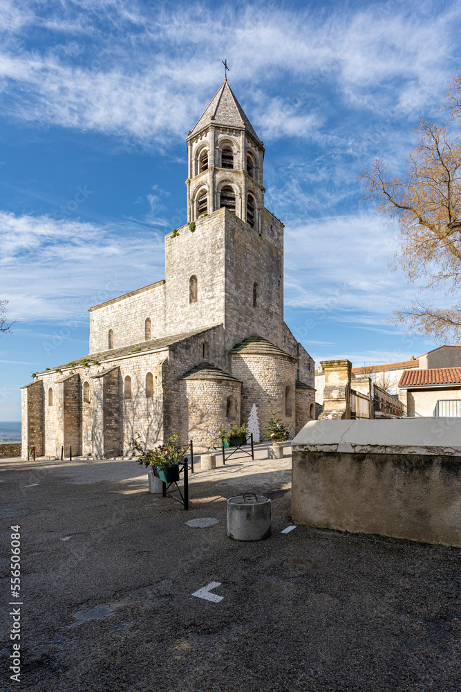 église Saint-Michel du village médiéval de la Garde-Adhémar