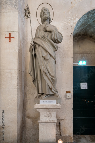 église Saint-Michel du village médiéval de la Garde-Adhémar photo