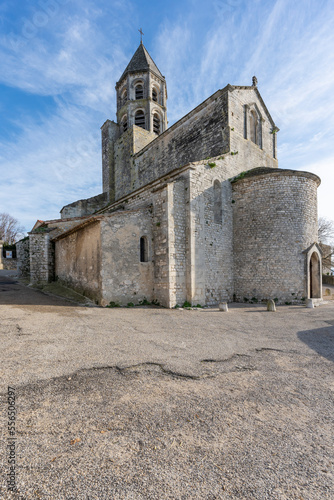 église Saint-Michel du village médiéval de la Garde-Adhémar