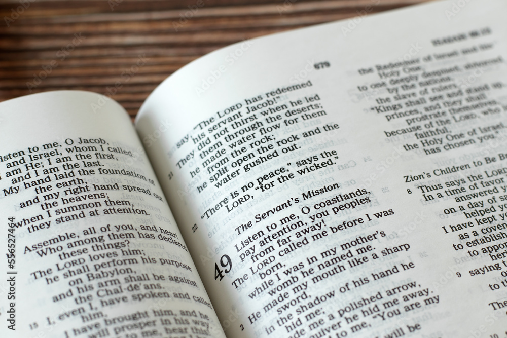 Obraz premium Servant's mission biblical verses in open holy bible book. Jesus Christ's forgiveness, salvation, and love concept. A closeup.