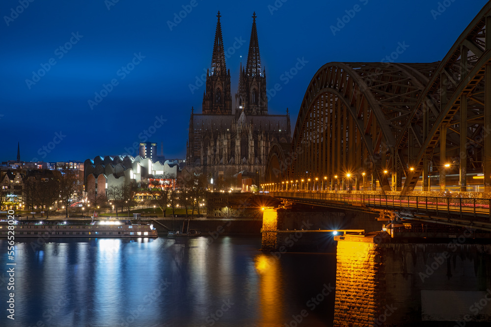 Kölner Dom am Rhein, Nachtaufnahme
