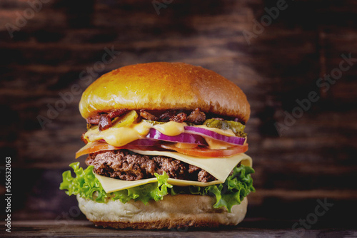 Clássico Burger com queijo, alface tomate, ,molho, picles e bacon photo
