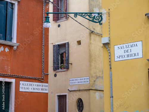 Fototapeta Naklejka Na Ścianę i Meble -  Typical alleyway of Venice with the names of the roads on the wall