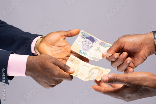 Quadro su tela two black people exchanging naira and cedi
