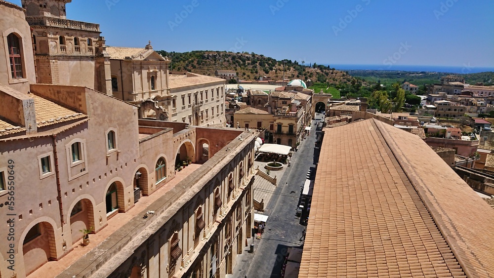 Vue sur la Porta Reale et le cours Vittorio Emanuele III, Noto, province de Syracuse, Sicile, Italie
