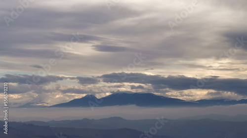 Montagne dell’Appennino fra nuvole e nebbia