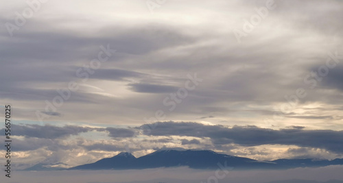 Montagne dell’Appennino fra nuvole e nebbia © GjGj