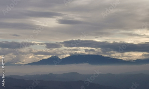 Montagne dell’Appennino fra nuvole e nebbia © GjGj