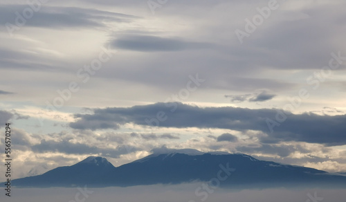 Montagne dell   Appennino fra nuvole e nebbia