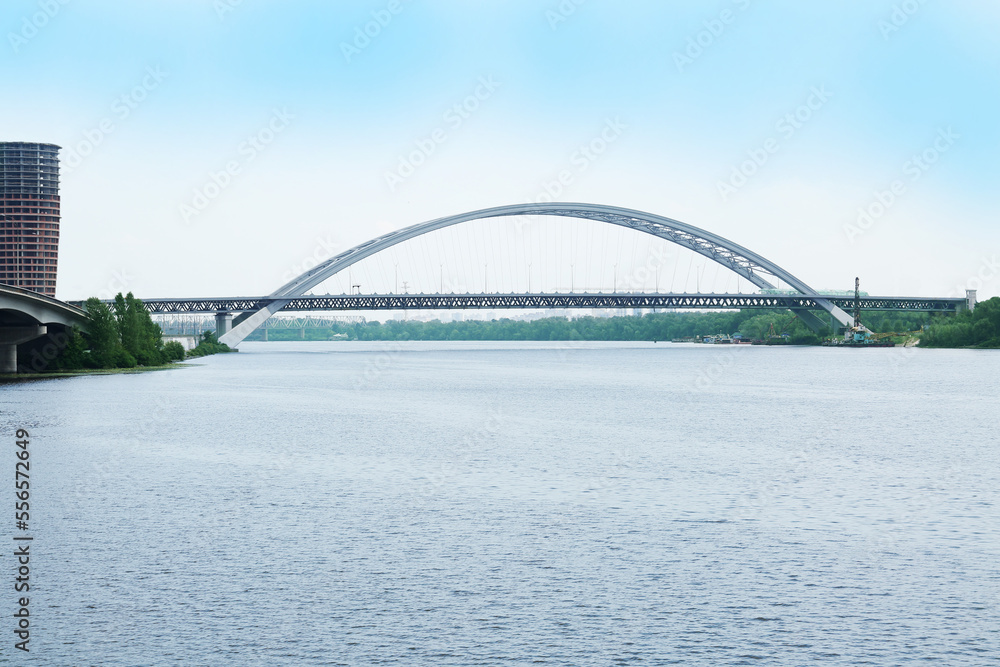 Naklejka premium Beautiful view of modern bridge over river