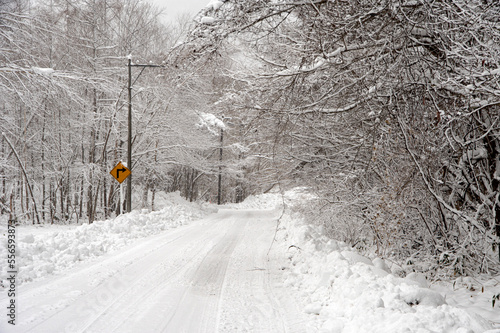 雪景色の冬の田舎道。