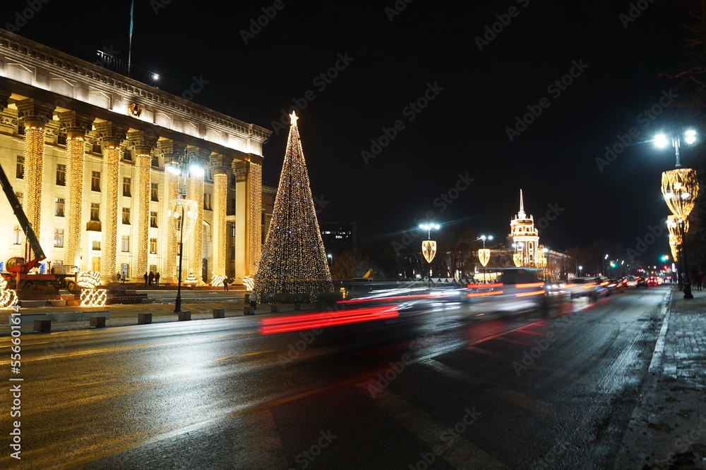 Obraz premium Almaty, Kazakhstan - 12.22.2022 : The central streets of the city are decorated with Christmas tree toys, garlands and tinsel.