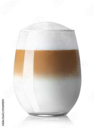 Fotografía latte macchiato with milk foam in glass isolated on white