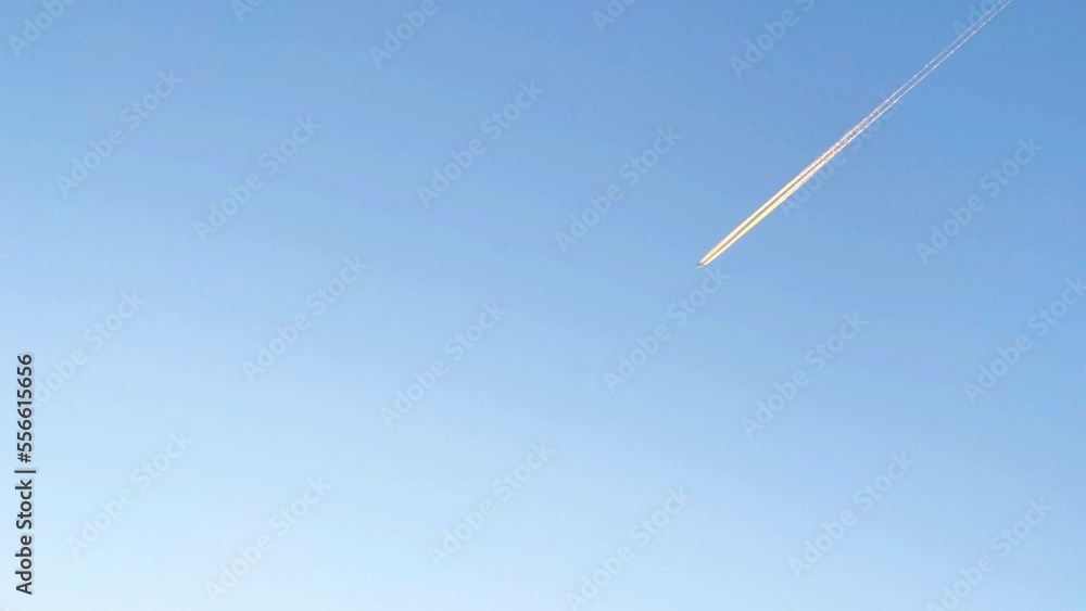 青空を一直線にすすむ飛行機 きれいな飛行機雲 青空を一直線にすすむ飛行機 きれいな飛行機雲