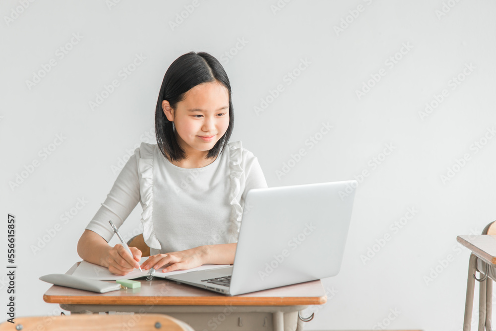 学校の教室でノートパソコンを使って勉強する小学生の女の子(笑顔)
学校の教室でノートパソコンを使って勉強する小学生の女の子(笑顔)