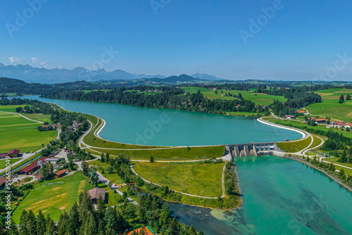 Ausblick auf den Premer Lechsee und die Lechstaustufe 2 im westlichen Oberbayern