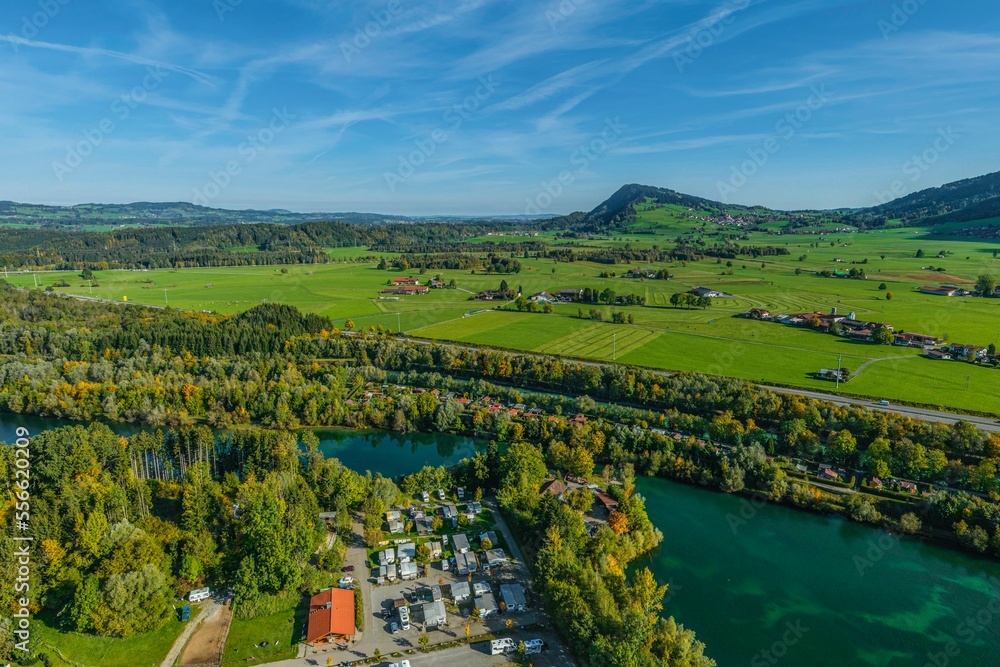 Ausblick über den Weidachsee ins Illertal nahe Blaichach im Oberallgäu