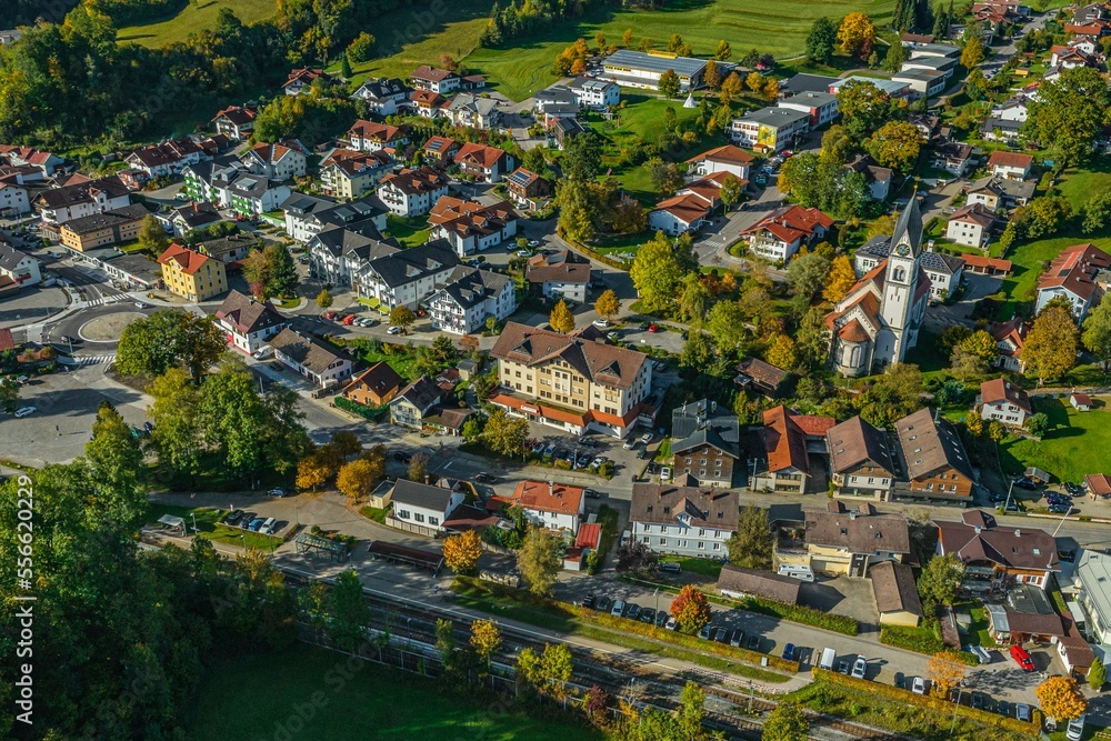 Blaichach im Oberallgäu im Luftbild, herbstlicher Ausblick auf das Ortszentrum
