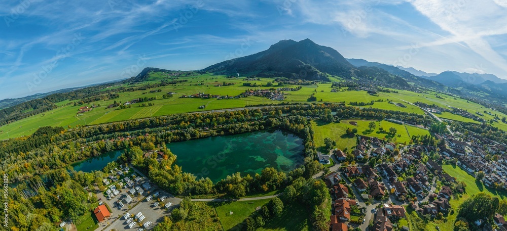 Ausblick über den Weidachsee ins Illertal nahe Blaichach im Oberallgäu
