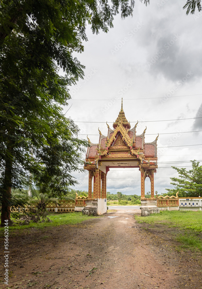 Obraz premium countryside buddhist temple in thailand