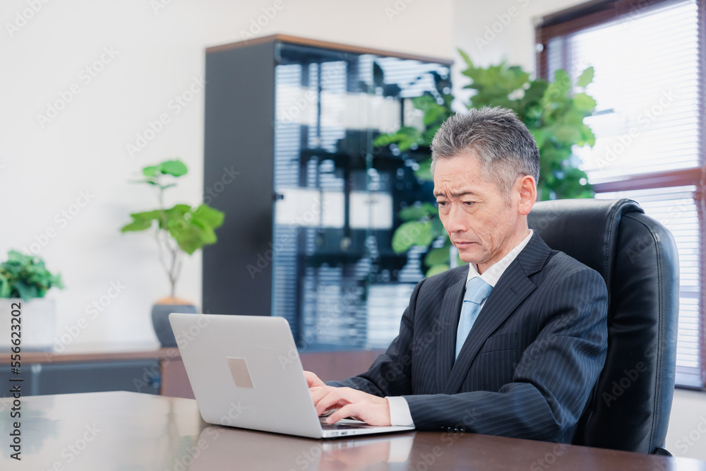 パソコンで仕事をする社長 パソコンで仕事をする社長