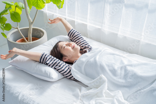 Canvastavla ベッドからの目覚めがよく伸びをする女性