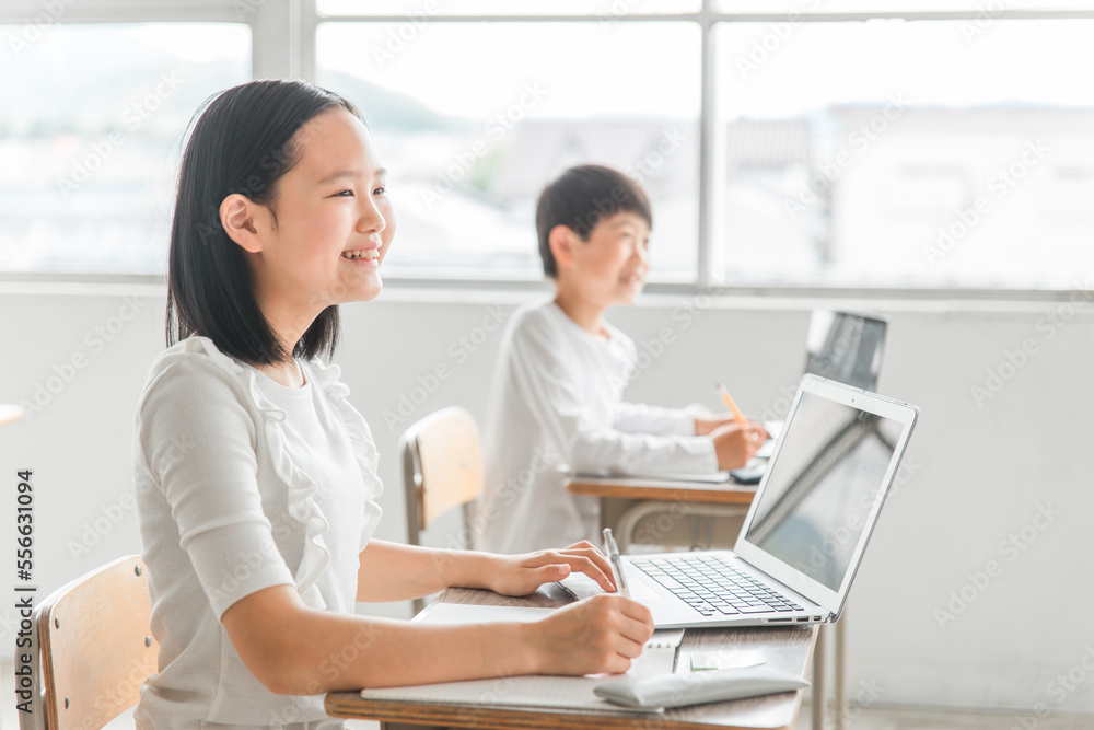 学校・塾のICT教育でパソコンを使って勉強するアジア人の子供（小学生・夏期講習・授業・生徒）
