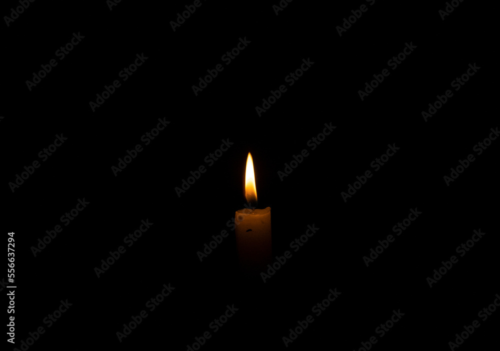 Bougie dans la pénombre. Flamme de bougie dans la nuit noire. Bougie dans la pénombre. Flamme de bougie dans la nuit noire.