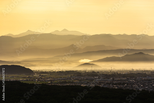 Wallpaper Mural 大雪山国立公園、夜明けの旭岳と旭川市街 Torontodigital.ca