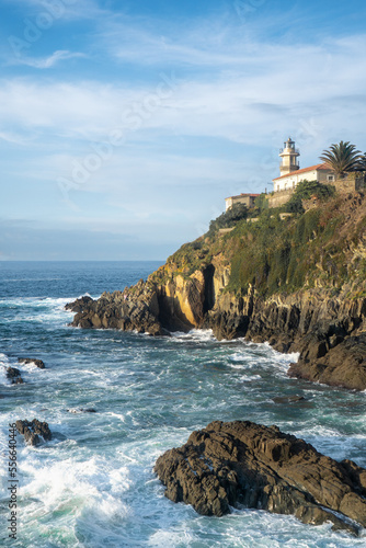 Faro en acantilado