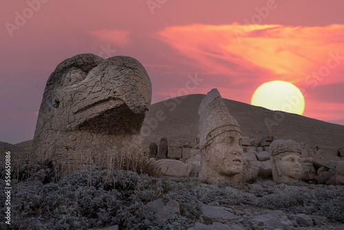Fotografia View of mount Nemrut and monumental sculptures of commagene kings and gods with