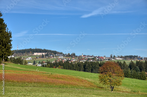 Kirchschlag, Kirchschlag bei Linz, Mühlviertel, Tag, Oberösterreich, Österreich, Pfarrkirche, Kirche, Dorf, Siedlung, Wohngegend, Hang, Berg, Hügel, Hügelig, Wald, blau, Himmel, Wiese, Felder, Herbst,