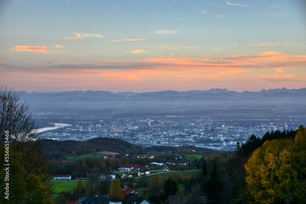 Abend, Abenddämmerung, Linz, Fernsicht, Stadt, Landeshauptstadt, Oberösterreich, Österreich, Dämmerung, Sonnenuntergang, Blaue Stunde, Zentralraum, Alpenvorland, Alpenhauptkamm, Sengsengebirge, Ennsta