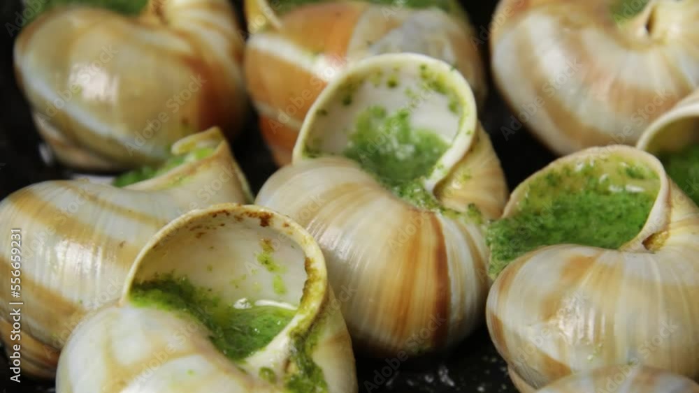 escargots cuisinés à l'ail et au beurre persillé escargots cuisinés à l'ail et au beurre persillé