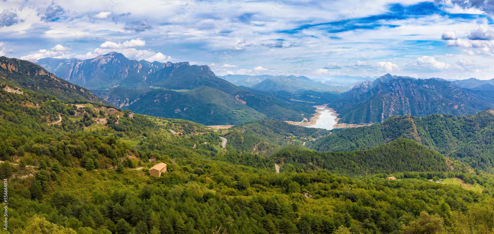 Gran panoramica del enbalse de la Baells y las montañas del Catllaras y el Picacel desde el mirador de la Figuerassa, Bergueda, Catalunya, España
