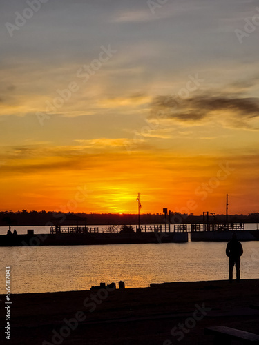 Atardecer en la laguna, silueta de hombre observando el atardecer. Ciudad de Santa Rosa La Pampa Argentina