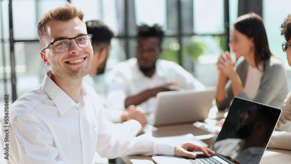 Obraz premium Smiling professional business leaders and employees group team portrait