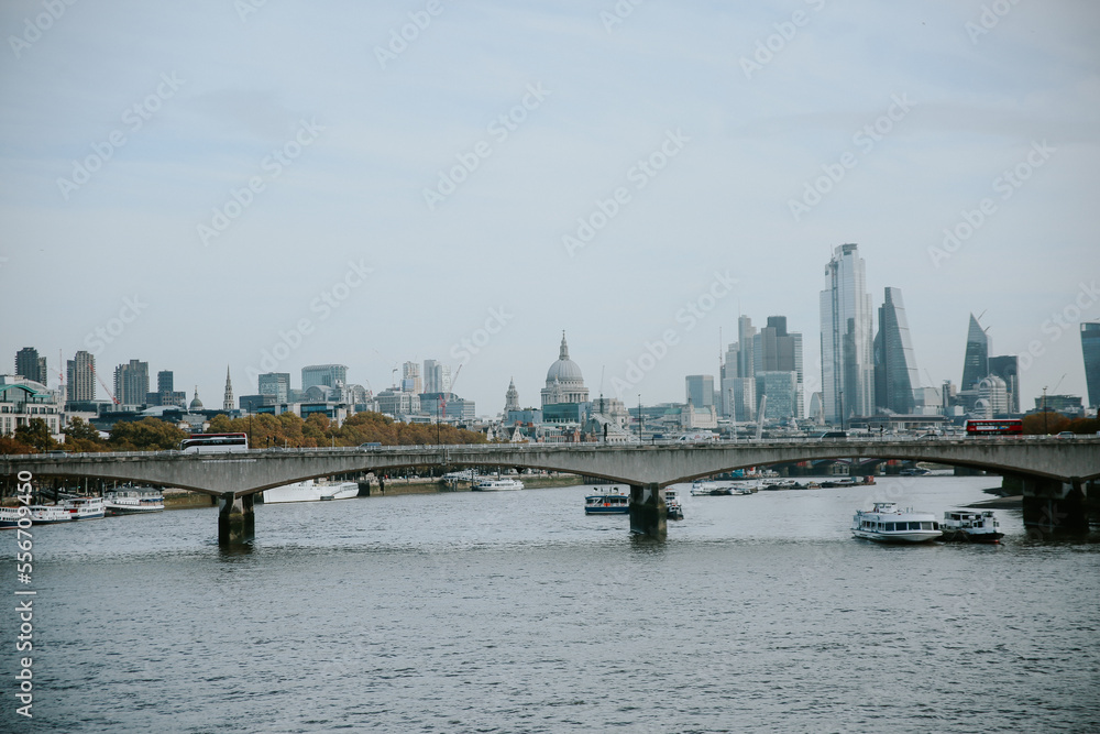 Centro de la ciudad Londres con los edificios de fondo el puente y el agua en tonos grises