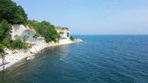 Luftaufnahme von Stevns Klint im Hochsommer, einem weißen Ostsee Kreidefelsen im Südosten von Heddinge auf der dänischen Insel Seeland. UNESCO-Welterbe Dänemark. photo