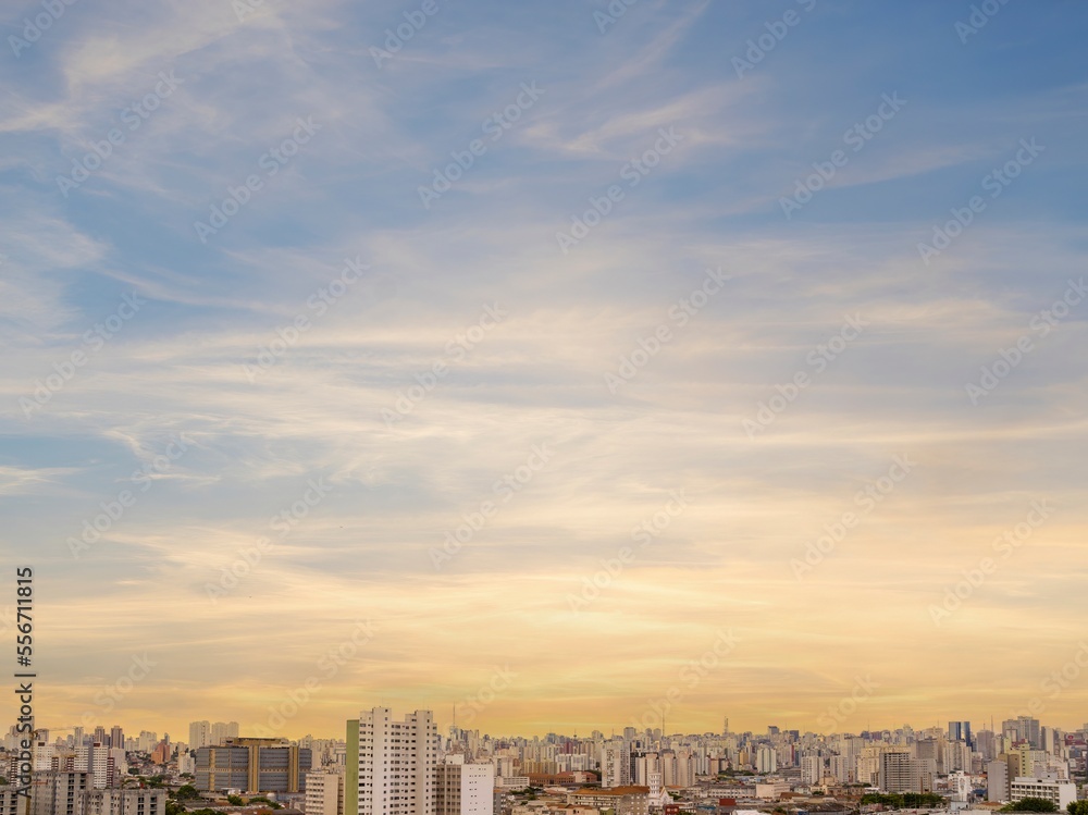 Skyline aéreo de predios residenciais na zona leste de São Paulo