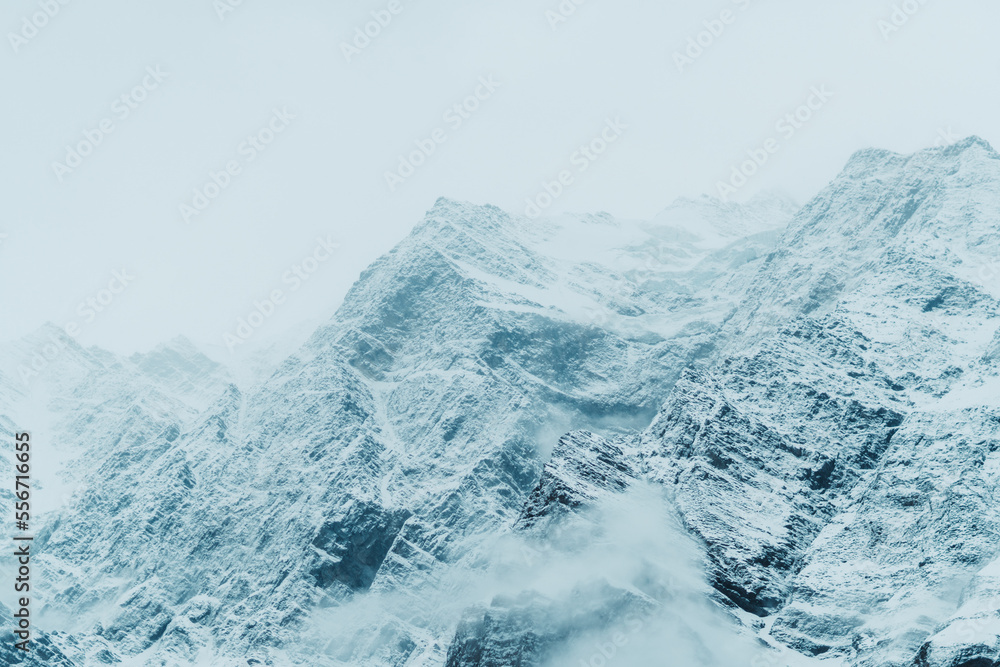 Obraz premium Closeup shot of snow covered Himalayan mountain after the blizzard at Lahaul Spiti in Himachal Pradesh, India. Mountains covered by snow during the winter season. Natural winter background.