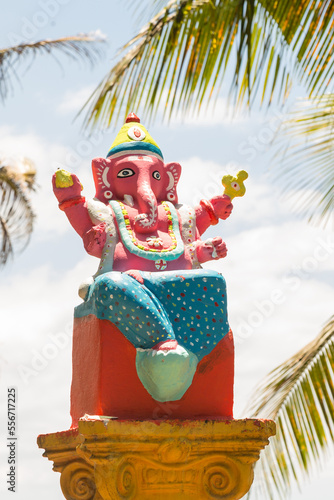 Ganesh, dieu à quatre bras et à tête d'éléphant avec une défense cassée à l'entrée d'une chapelle tamoule, île de la Réunion