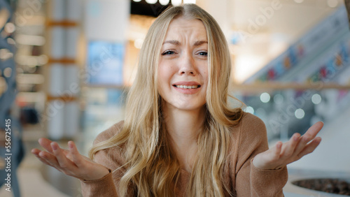 Schilderij op canvas Puzzled Caucasian woman upset furious girl blonde lady indoor asks so what happe