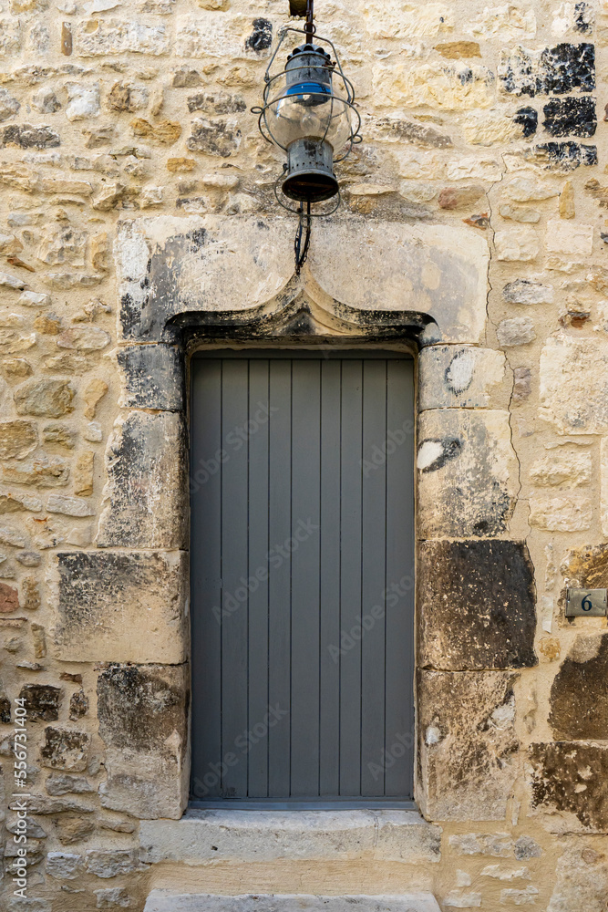 Porte médiévale du village de Le Poet Laval dans le Drôme Porte médiévale du village de Le Poet Laval dans le Drôme