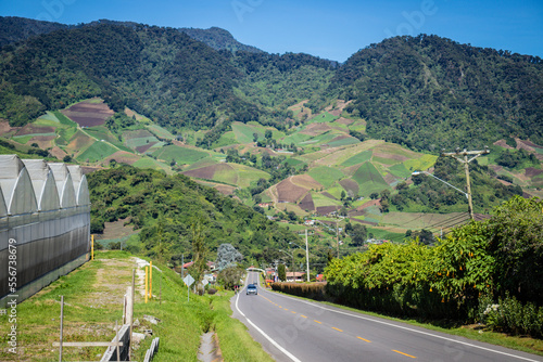 vista de hermosas montaña con cielo azul en Chiriqui panama.