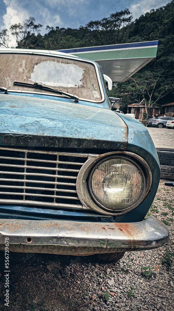 Carro azul antigo abandonado e enferrujado