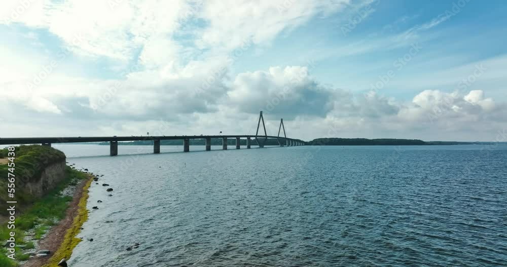 Luftaufnahme von Farøbroerne Autobahnbrücke von Seeland nach Falster mit Verkehr. Schrägseilbrücke zwischen der Insel Farø und der Insel Falster über den Storstrøm Luftaufnahme von Farøbroerne Autobahnbrücke von Seeland nach Falster mit Verkehr. Schrägseilbrücke zwischen der Insel Farø und der Insel Falster über den Storstrøm