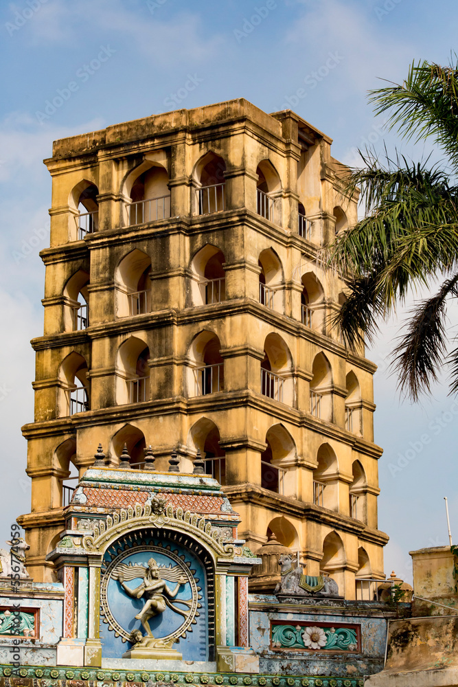 Alcove with Hindu deity in wall of Dravidian Chola era Airavatesvara
